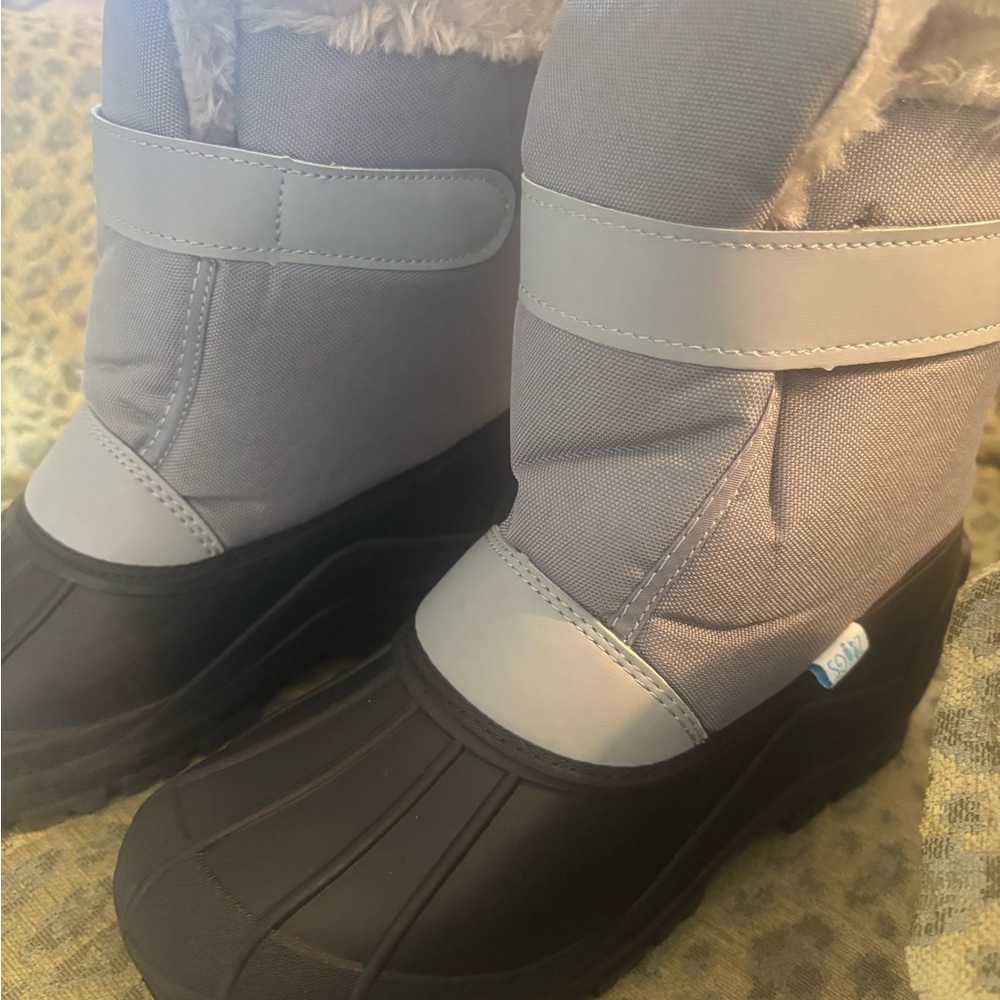 ZOOGS Gray and Black Snow Boots Youth Big Kid Sz 5 NWT